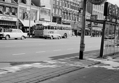 831180 Gezicht op een deel van de noordelijke pleinwand va het Vredenburg te Utrecht.